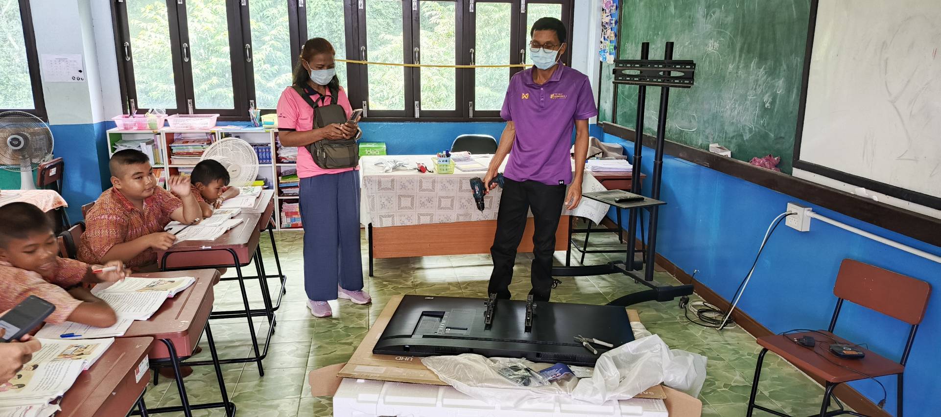 ซ่อมบำรุงอุปกรณ์รับ-ส่งสัญญาณ DLTV ของโรงเรียนบ้านหนองพลวง และโรงเรียนบ้านผือ อำเภอจอมพระ